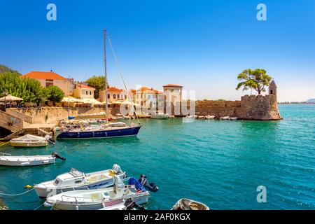Blick auf den Hafen von Nafpaktos, Lepanto mit der Festung und dem Eingang des alten venezianischen Hafen, Griechenland Stockfoto