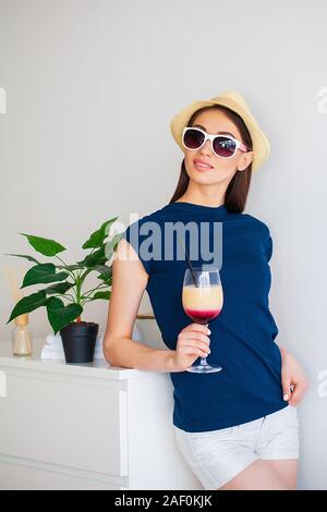 Ferienhäuser. Frau, die Vorbereitung für die Erholung. Junge schöne Mädchen sitzt auf dem Bett. Porträt eines lächelnden Frau. Glückliches Mädchen geht auf Urlaub Stockfoto