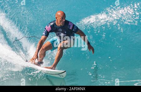 Haleiwa, HI, USA. 11 Dez, 2019. Kelly Slater Bild während der Hitze 8 in der Runde der letzten 32, wo er eine perfekte 10 Welle am Billabong Pipe Masters 2019-Turnier in Erinnerung an Andy Eisen an die Banzai Pipeline in Haleiwa, HI am 11 Dezember, 2019 gesurft. Credit: Erik Kabik Fotografie/Medien Punch/Alamy leben Nachrichten Stockfoto