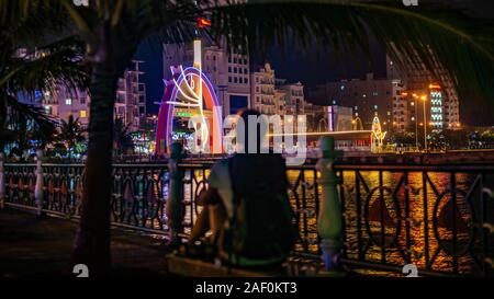 Tourist in Vietnam Backpacker Mädchen schaut auf Cat Ba Hafen bei Nacht Stockfoto