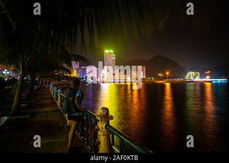 Tourist in Vietnam Backpacker Mädchen schaut auf Cat Ba Hafen bei Nacht Stockfoto