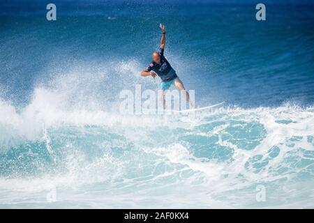 Haleiwa, HI, USA. 11 Dez, 2019. Kelly Slater Bild während der Hitze 8 in der Runde der letzten 32, wo er eine perfekte 10 Welle am Billabong Pipe Masters 2019-Turnier in Erinnerung an Andy Eisen an die Banzai Pipeline in Haleiwa, HI am 11 Dezember, 2019 gesurft. Credit: Erik Kabik Fotografie/Medien Punch/Alamy leben Nachrichten Stockfoto