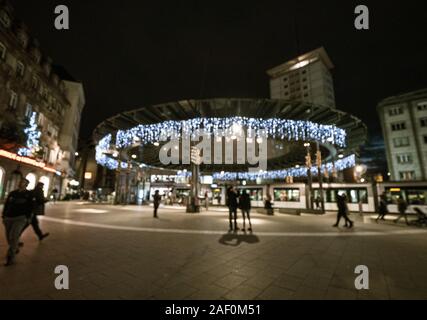 Straßburg, Frankreich - Dec 24, 2018: Place de l'Homme de Fer im Zentrum von Straßburg für Weihnachten dekoriert Urlaub mit Fußgänger warten auf die Straßenbahn in die Bahn-stationen Stockfoto