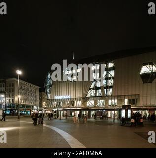 Straßburg, Frankreich - Dec 24, 2018: Place de l'Homme de Fer im Zentrum von Straßburg mit Printemps Shopping mall Center und Fußgänger warten auf die Straßenbahn in die Bahn-stationen Stockfoto
