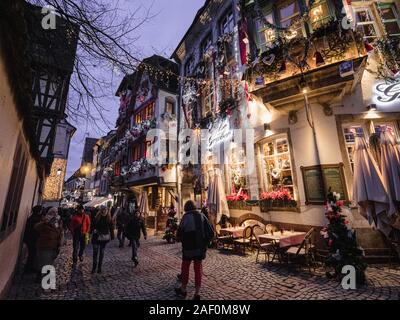 Straßburg, Frankreich - Dec 24, 2018: Breite anlge Blick auf Le Gruber Restaurant an der berühmten Fußgängerzone mit Touristen Menschen zu Fuß entdecken der jährliche Weihnachtsmarkt Dekorationen Stockfoto