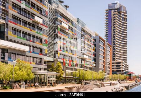 Melbourne, Australien - 16. November 2009: Farbenfrohe, moderne Architektur von upscale Wohnung Gebäude am Ufer der Docklands mit einigen grünen Laub ein Stockfoto