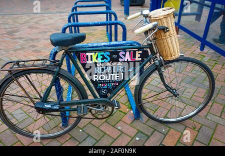 Eine altmodische "Handel" Fahrrad früher für Lieferungen jetzt Förderung der Route 1 Café und Cycle Repair Shop in Redcar North Yorkshire Stockfoto