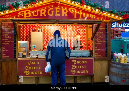 Ein nman kaufen Kaufen von einem Winter Burger Hütte in Middlesbrough verkauf Burger und Softdrinks Abschaltdruck Stockfoto