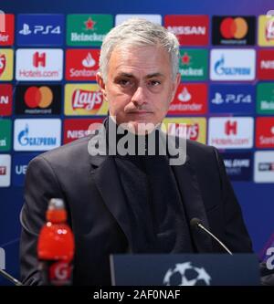 München, Deutschland. 11 Dez, 2019. firo: 11.12.2019, Fussball, Champions League, Saison 2019/2020, 6. Gruppenspiel FC Bayern München - Tottenham Hotspur, Trainer Jose Mourinho, Tottenham Hotspur, Tottenham Hotspur, Sporen, halb-Abbildung, PK, Pressekonferenz, | Verwendung der weltweiten Kredit: dpa/Alamy leben Nachrichten Stockfoto