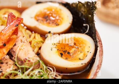 Nahaufnahme, Ansicht von würzigen Meeresfrüchte Ramen mit Ei in der Schüssel Stockfoto