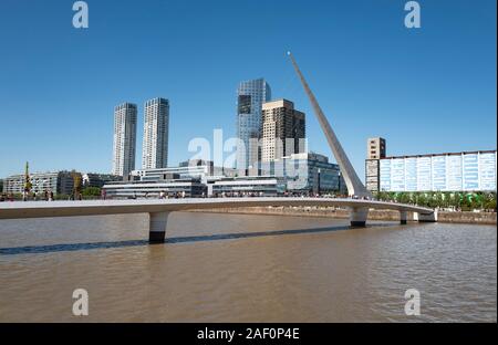 Anzeigen von Puente de La Mujer in Puerto Madero, Buenos Aires Stockfoto