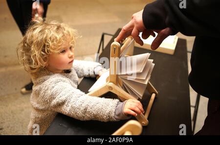 Prag, Tschechische Republik. 11 Dez, 2019. Ein Mädchen berührt eine Ausstellung in der Ausstellung des Tschechischen Design Week in Prag, der Tschechischen Republik, Dez. 11, 2019. Die tschechische Design Week vereint die Werke von mehr als 150 Designer aus der ganzen Welt, und auch eine Reihe von Vorträgen und Foren. Die gesamte Veranstaltung wird bis Dez. 15. Credit: Dana Kesnerova/Xinhua/Alamy leben Nachrichten Stockfoto