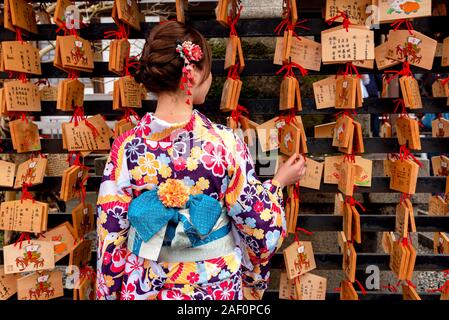 April, 11. 2019: Detail einer japanischen Frau in traditioneller Tracht gekleidet Stockfoto