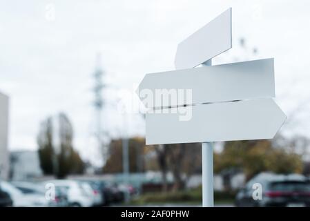 Weiß und leer Richtungspfeile auf der Straße Stockfoto