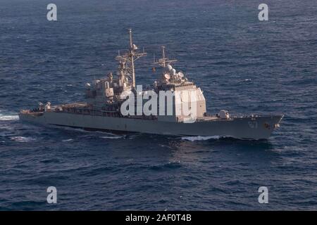 191129-N-OI 558-1530 EAST CHINA SEA (Nov. 29, 2019) Die Ticonderoga-Klasse geführte-missile Cruiser USS Shiloh (CG67) Segeln in der Ausbildung während eines Manövrieren übung Oberfläche Action Group Aktivitäten zu unterstützen. Silo ist Vorwärts - in die USA 7 Flotte Bereich für Maßnahmen zur Erhöhung der Sicherheit und Stabilität in der indopazifischen Region bereitgestellt. (U.S. Marine Foto von Mass Communication Specialist 3. Klasse Chanel L. Turner) Stockfoto