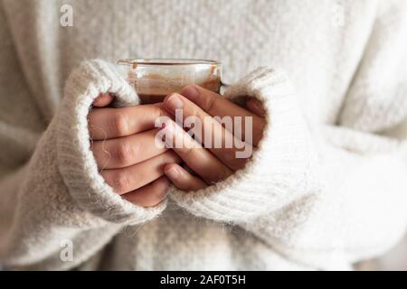 Weibliche Hände halten eine Tasse heiße Schokolade Stockfoto