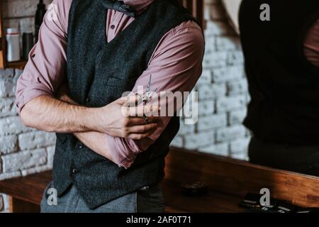 7/8-Ansicht der Friseur mit einer scharfen Schere im barbershop Stockfoto