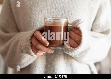 Frau Hände, die heiße Schokolade Stockfoto