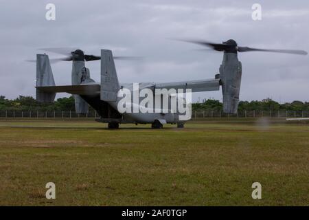 Us Marine Corps MV-22 Osprey zieht aus Trainingsgelände für Hubschrauber Seilaufhängung Techniken Ausbildung auf dem Camp Hansen, Okinawa, Japan, November 19, 2019. Us-VMM-262, 3 Reconnaissance Bataillon, und Soldaten mit 1St Special Forces Group durchgeführt Abseilen und schnelle Seil als Teil der HRST Ausbildung, bewirtet durch Expeditionary Operations Training Gruppe, III Marine Expeditionary Force Information Group. Die Ausbildung soll die Studierenden mit der Möglichkeit Hubschrauber Einfügungen ohne Landung des Flugzeugs zu leiten. (U.S. Marine Corps Foto von Cpl. Leo Amaro) Stockfoto