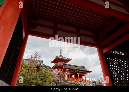 Den Westen mit dem Tor der Kiyomizudera, ein buddhistischer Tempel in Kyoto, Japan Stockfoto