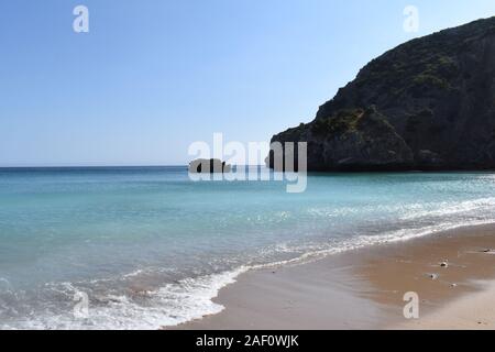 Warme Tage und kalte Gewässer in Praia da Ribeira do Cavalo Stockfoto