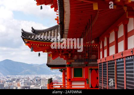 Detail der Fassade der Kiyomizudera-tempel und Kyoto Blick auf dem Hintergrund Stockfoto