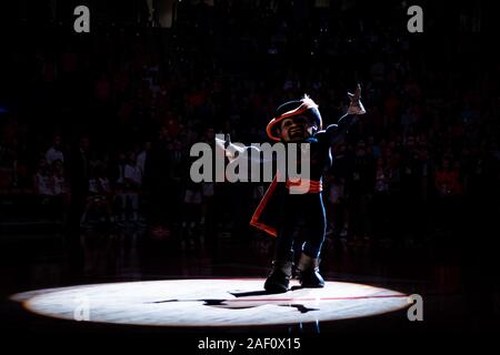 Charlottesville, VA, USA. 8 Dez, 2019. NCAA Basketball Spiel zwischen der Universität von North Carolina Tar Heels und Universität von Virginia Kavaliere an der John Paul Jones Arena in Charlottesville, VA. Brian McWalters/CSM/Alamy leben Nachrichten Stockfoto