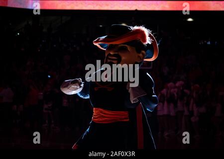 Charlottesville, VA, USA. 8 Dez, 2019. CavMan erhält der Gast vor dem NCAA Basketball Spiel zwischen der Universität von North Carolina Tar Heels und Universität von Virginia Kavaliere an der John Paul Jones Arena in Charlottesville, VA. Brian McWalters/CSM/Alamy leben Nachrichten Stockfoto