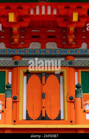 Architektonischen Details von Sanjunoto Pagode am Kiyomizu-dera Tempel in leuchtend orange mit bunten Ornamenten bemalt. Kyoto, Japan Stockfoto