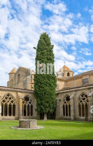 Die Terrasse mit einem Brunnen und einem grassplot in der Zisterzienser Kloster von Santa Maria La Real de la Oliva Stockfoto