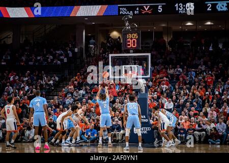 Charlottesville, VA, USA. 8 Dez, 2019. NCAA Basketball Spiel zwischen der Universität von North Carolina Tar Heels und Universität von Virginia Kavaliere an der John Paul Jones Arena in Charlottesville, VA. Brian McWalters/CSM/Alamy leben Nachrichten Stockfoto