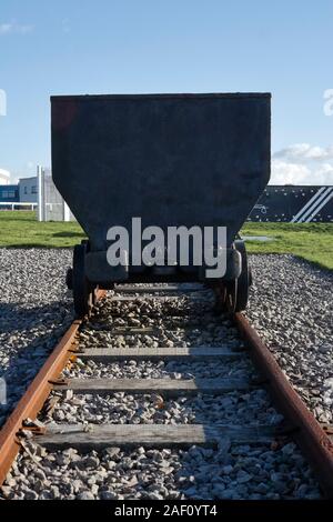 Alten Kohle Wagen als Kunstausstellung, Cardiff Barrage Wales UK Stockfoto