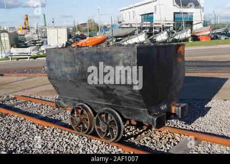 Alten Kohle Wagen als Kunstausstellung, Cardiff Barrage Wales UK Stockfoto