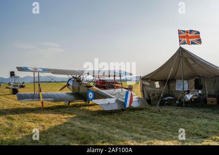 Britischen Sopwith 1 1/2 Strutter ebene Am militärischen Zelt SIAF Airhow, Sliac, Slowakei 2017 Stockfoto