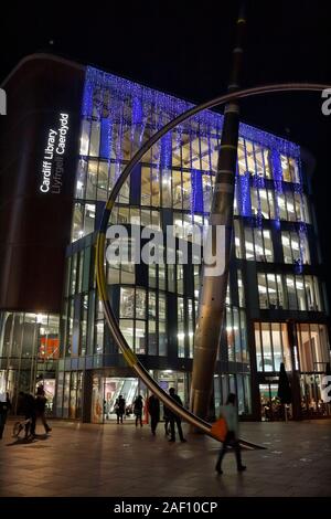 Cardiff Bibliothek abends beleuchtet, Wales UK City Center Stockfoto