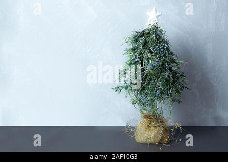 Handgefertigte Weihnachtsbaum mit einem weissen Stern und einem Stand von der Beutel mit einem sauberen Ort unter dem Text Stockfoto