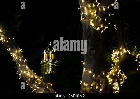 Weihnachten Licht Dekoration mit der Turm der Kathedrale, Catedral de San Isdefonso, in Merida, Yucatan, Mexiko Stockfoto