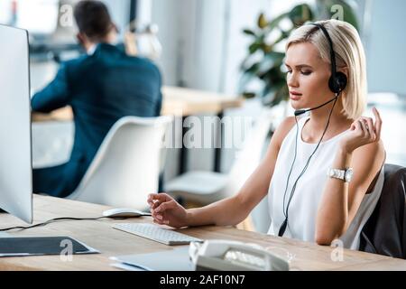 Selektiver Fokus von attraktiven Operator in das Arbeiten im Büro Stockfoto