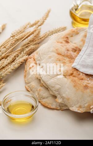 Lavash Brot mit Handtuch in der Nähe von Spitzen und Öl auf die weiße Fläche abgedeckt Stockfoto