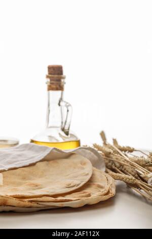 Lavash Brot bedeckt mit weißen Handtuch in der Nähe von Spitzen und Öl isoliert auf weißem Stockfoto