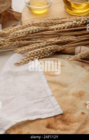 Lavash Brot bedeckt mit weißen Handtuch in der Nähe von Rolling Pin, Spikes und Öl Stockfoto