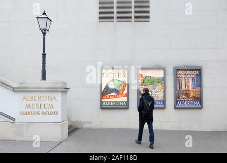 Albertina Museum Wien Österreich, ein Mann, der die Albertina Museum besucht, ein Kunstmuseum im Zentrum von Wien, Österreich Europa Stockfoto