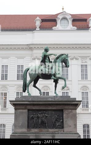 Josefsplatz Wien Österreich; Seitenansicht der Reiterstatue von Kaiser Joseph II. Auf dem Josefsplatz, Hofburg, Wien Österreich Stockfoto