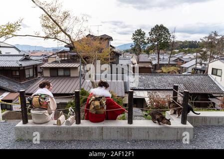 April, 12. 2019: Zwei Frauen Freunde tragen Japan kimono in Kyoto, Japan Stockfoto