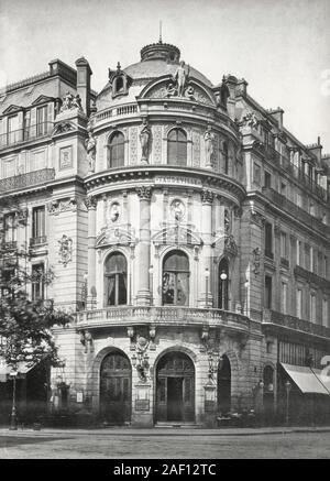 Theatre du Vaudeville, Paris, Frankreich, schauen über die Straße in Richtung Ecke dreistöckiges Gebäude mit Hoch dekorierte Fassade. Um 1860 Stockfoto