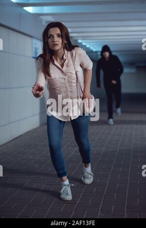 Verängstigte Frau lief weg von Dieb in Unterführung Stockfoto