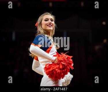 Charlottesville, VA, USA. 8 Dez, 2019. Universität von Virginia Cheerleader während der NCAA Basketball Spiel zwischen der Universität von North Carolina Tar Heels und Universität von Virginia Kavaliere an der John Paul Jones Arena in Charlottesville, VA. Brian McWalters/CSM/Alamy leben Nachrichten Stockfoto