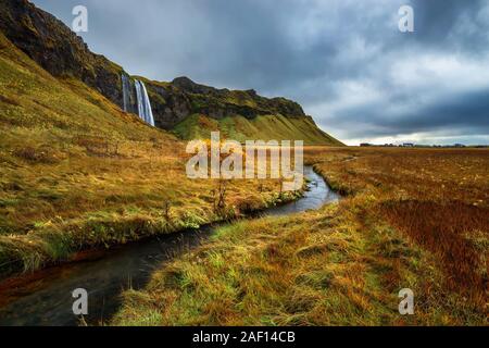 Andere Ansicht der berühmten Wasserfall Seljalandsfoss im südlichen Island, das ist ein wichtiges touristisches Ziel an der Ring Road in der Nähe von Vik Stockfoto