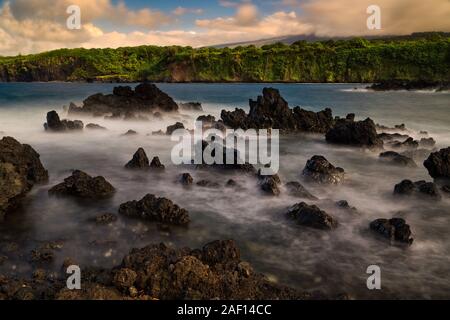 Rocky Maui Küste mit Felsen und Meer Stapel bei Sonnenuntergang in Hawaii, USA Stockfoto