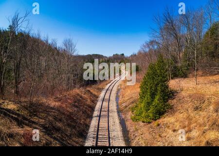 Rail Road führt in die Ferne an einem hellen Tag Stockfoto